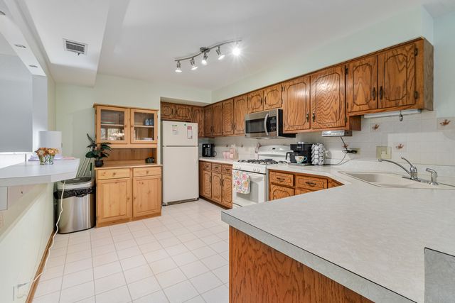 7962 Garfield Avenue 110, Burr Ridge, IL 60527