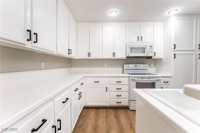 5401 Geneive Lane 101, Las Vegas, NV 89108