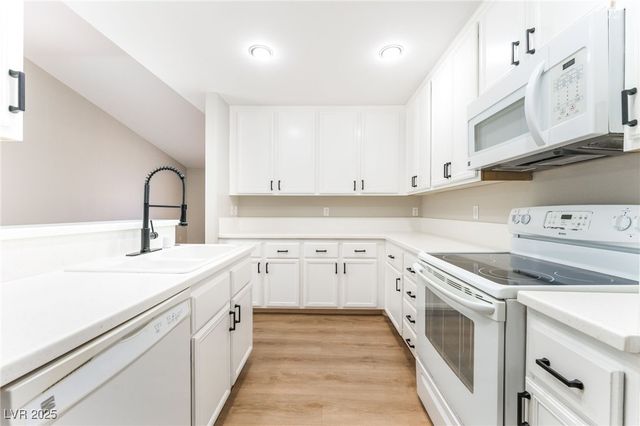 5401 Geneive Lane 101, Las Vegas, NV 89108