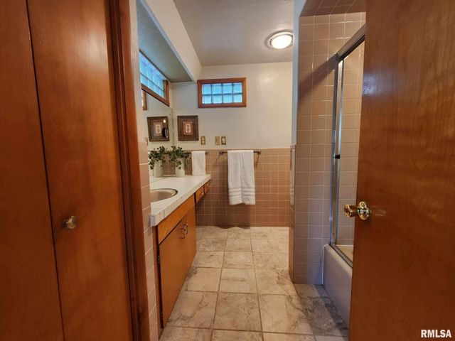 1301 HIGHLAND Lane, Quincy, IL 62305