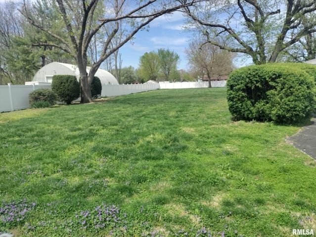 1301 HIGHLAND Lane, Quincy, IL 62305