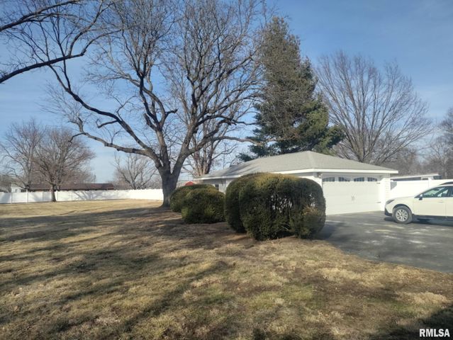 1301 HIGHLAND Lane, Quincy, IL 62305