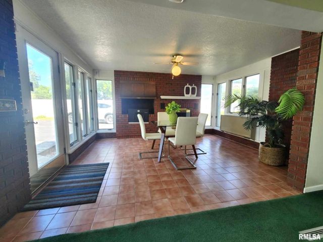 1301 HIGHLAND Lane, Quincy, IL 62305