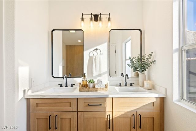 1941 Emerald Green Avenue, Las Vegas, NV 89106