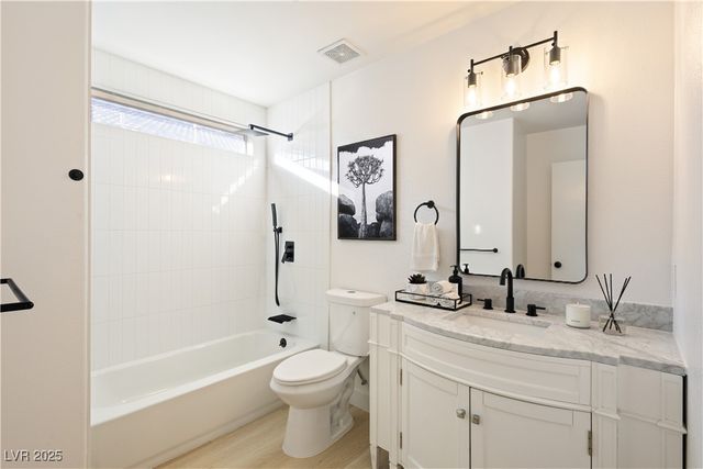 1941 Emerald Green Avenue, Las Vegas, NV 89106