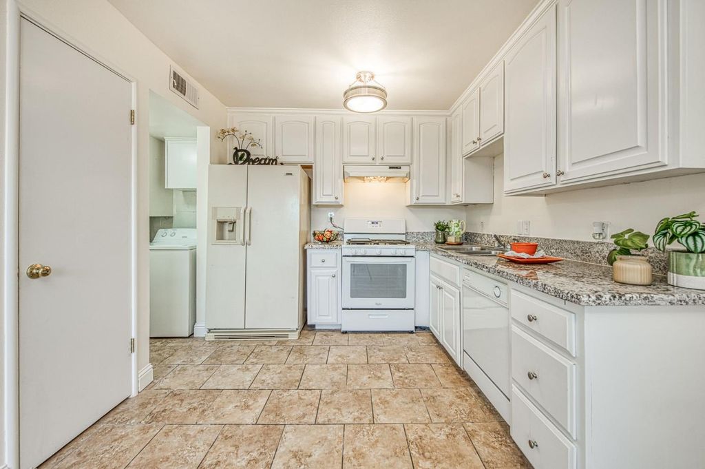 Image 11 of property listing at 6656 N 3rd Street, Fresno, CA 93710
