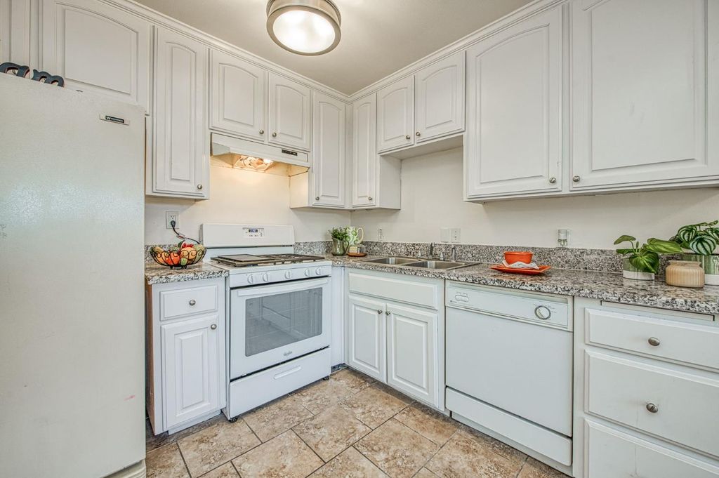 Image 12 of property listing at 6656 N 3rd Street, Fresno, CA 93710