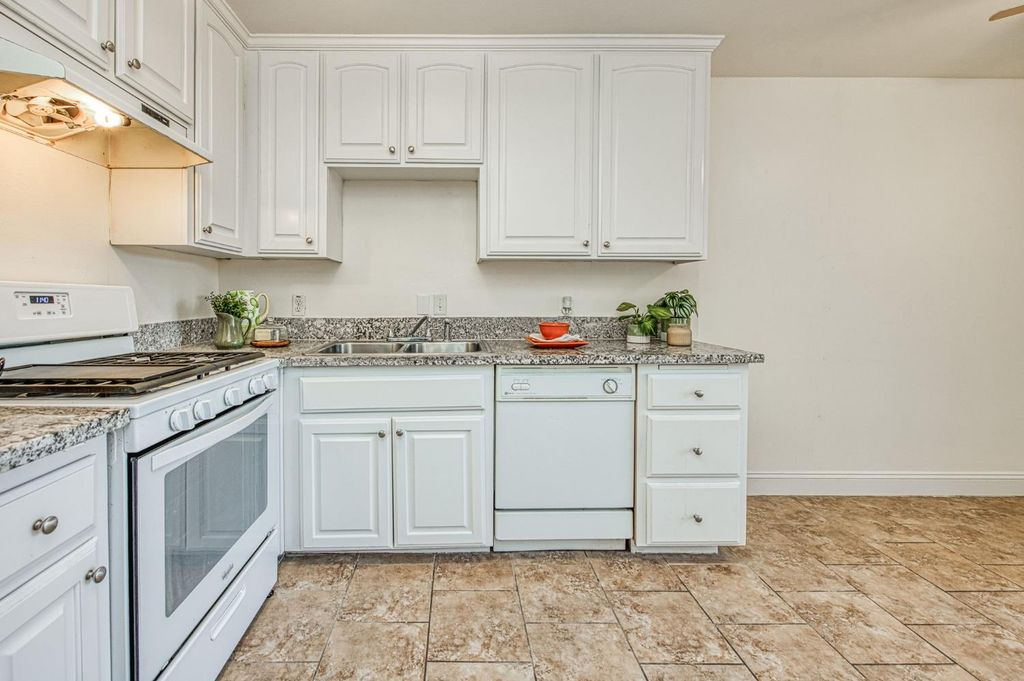 Image 13 of property listing at 6656 N 3rd Street, Fresno, CA 93710