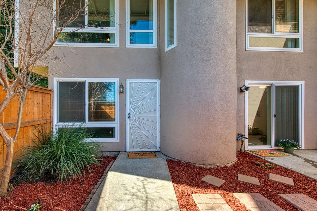 Image 2 of property listing at 6656 N 3rd Street, Fresno, CA 93710