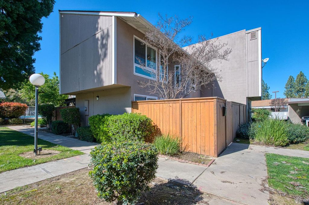 Image 27 of property listing at 6656 N 3rd Street, Fresno, CA 93710