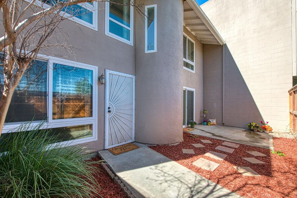 Image 3 of property listing at 6656 N 3rd Street, Fresno, CA 93710