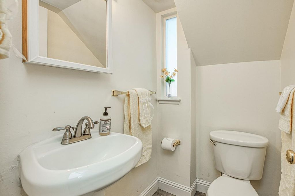 Image 7 of property listing at 6656 N 3rd Street, Fresno, CA 93710