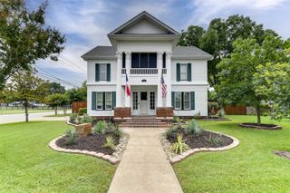520 N College Street, Waxahachie, TX 75165