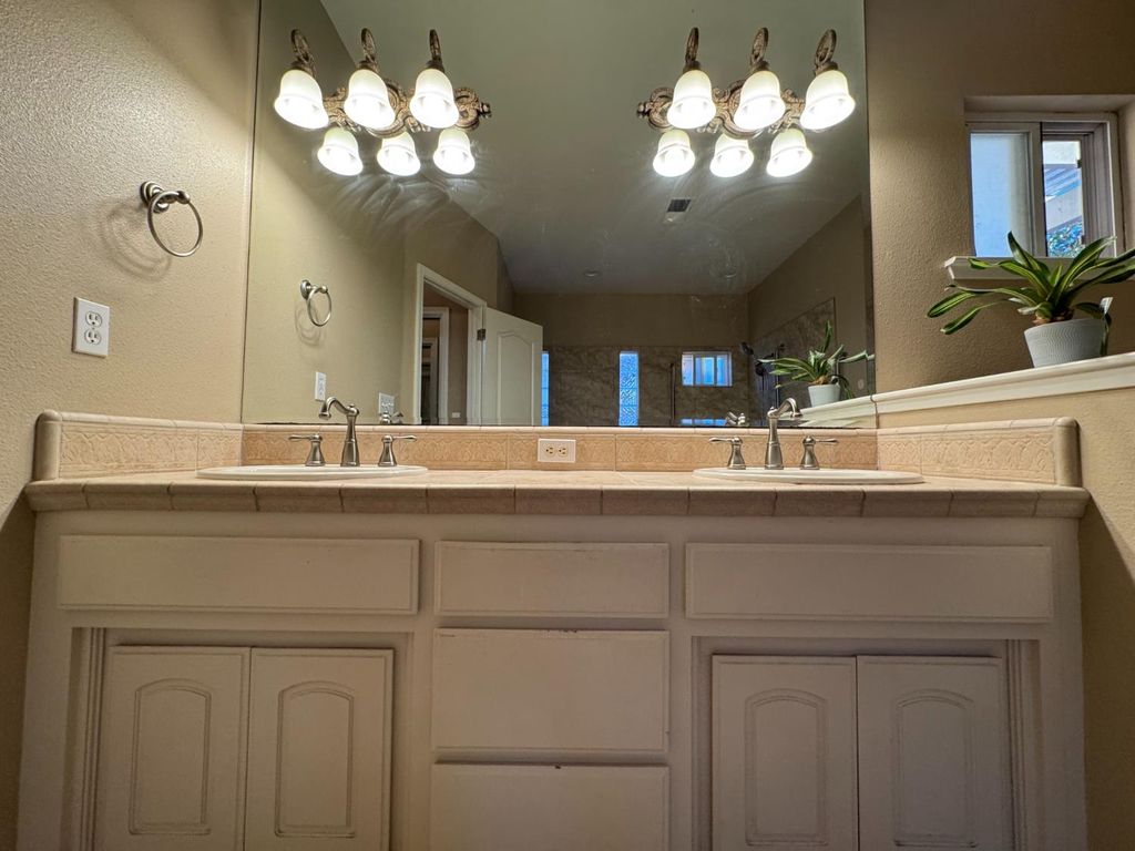 Image 19 of property listing at 1656 Camino Lane, Madera, CA 93637