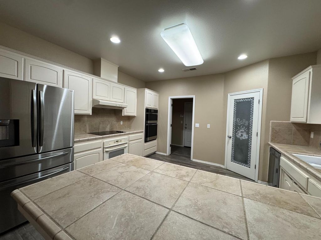 Image 3 of property listing at 1656 Camino Lane, Madera, CA 93637