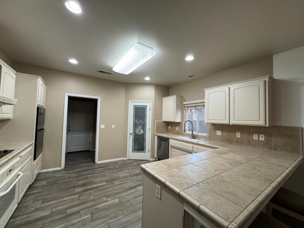 Image 5 of property listing at 1656 Camino Lane, Madera, CA 93637