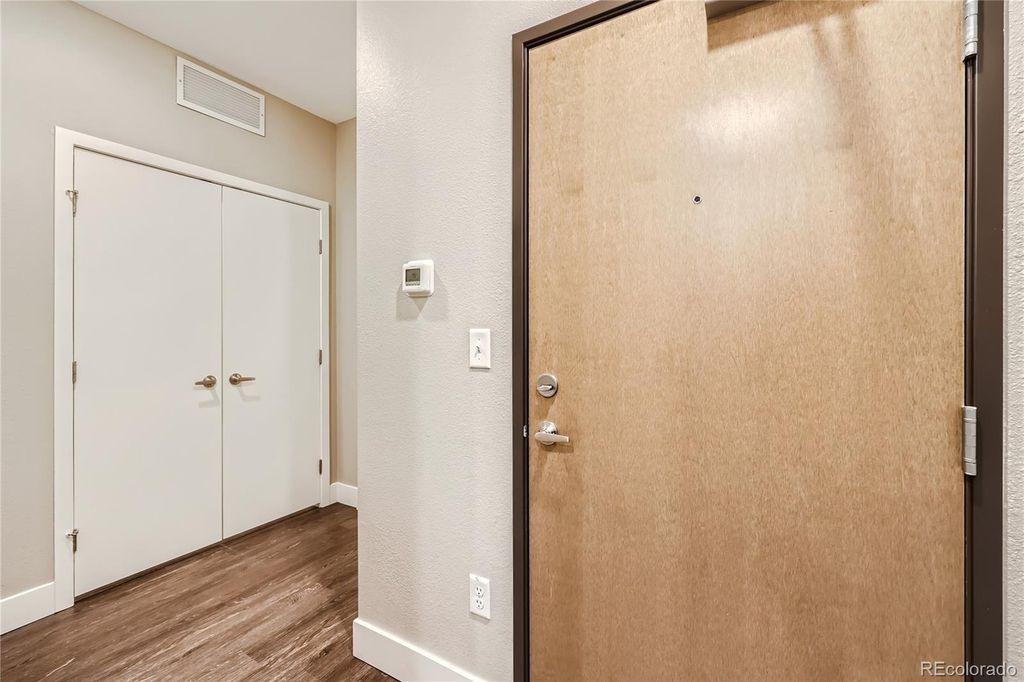 Image 2 of property listing at 2374 S University Boulevard 303, Denver, CO 80210