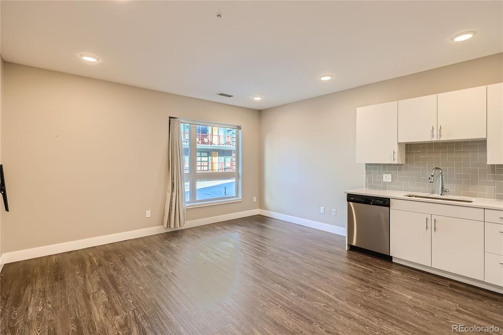 Image 5 of property listing at 2374 S University Boulevard 303, Denver, CO 80210