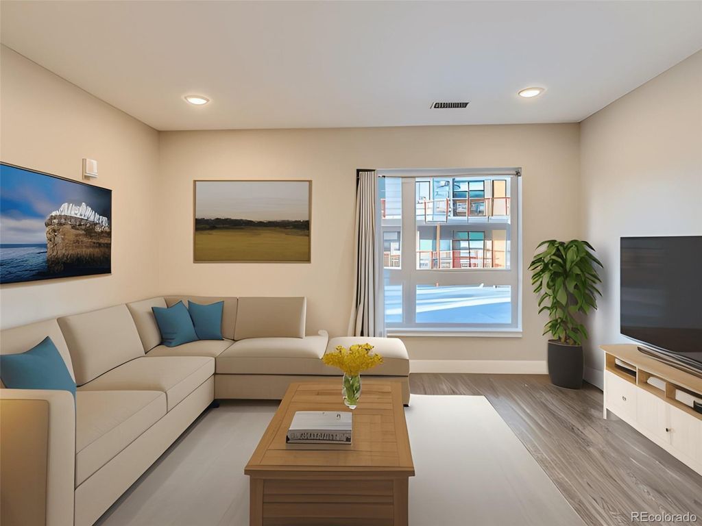 Image 6 of property listing at 2374 S University Boulevard 303, Denver, CO 80210
