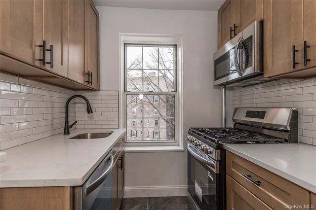 55-23 31 Avenue 4, Woodside, NY 11377