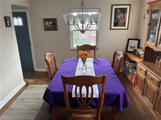 1070 Arbor Dr, Green Tree, PA 15220