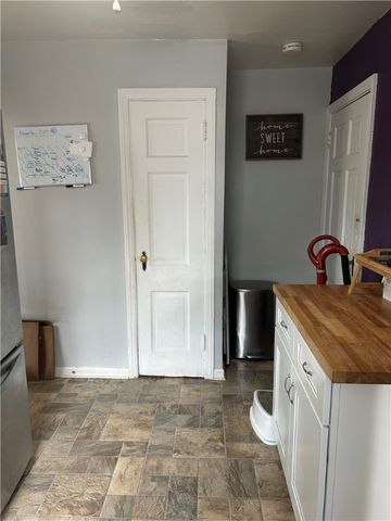 1070 Arbor Dr, Green Tree, PA 15220