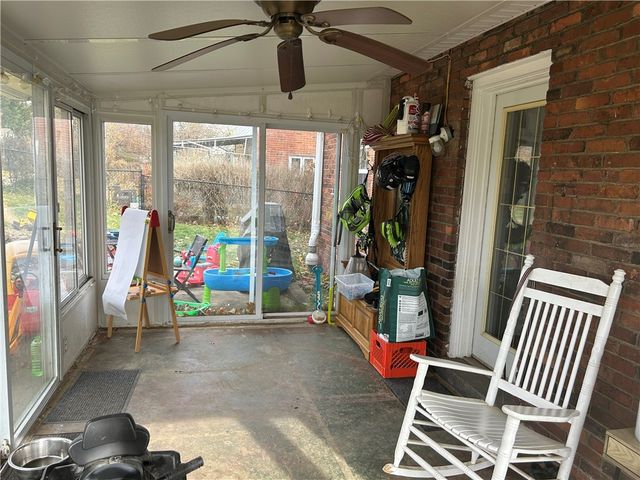 1070 Arbor Dr, Green Tree, PA 15220