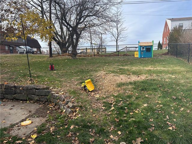 1070 Arbor Dr, Green Tree, PA 15220