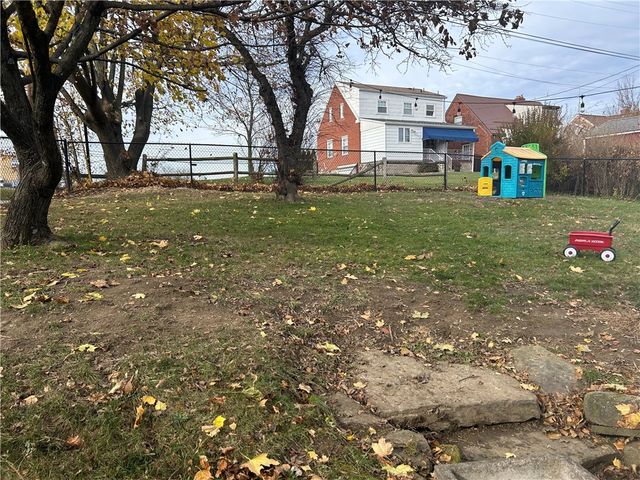 1070 Arbor Dr, Green Tree, PA 15220