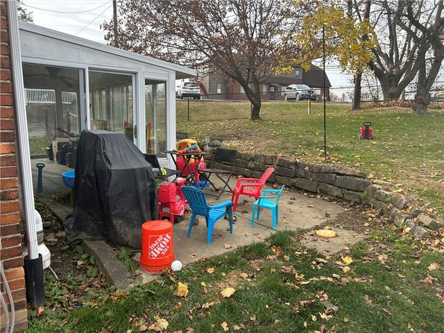 1070 Arbor Dr, Green Tree, PA 15220