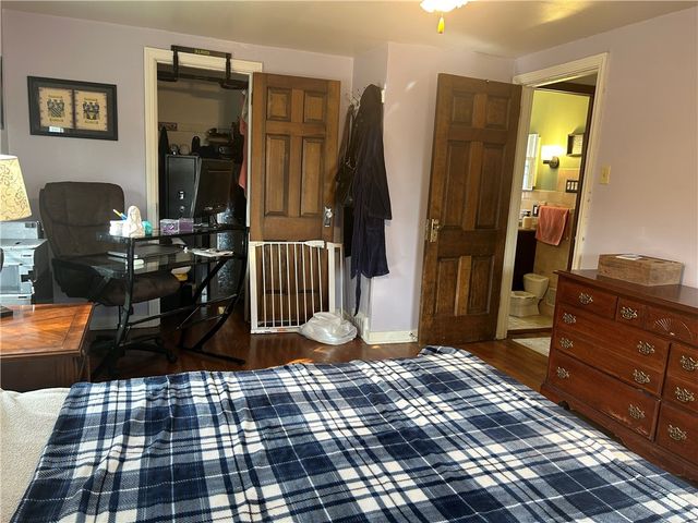 1070 Arbor Dr, Green Tree, PA 15220