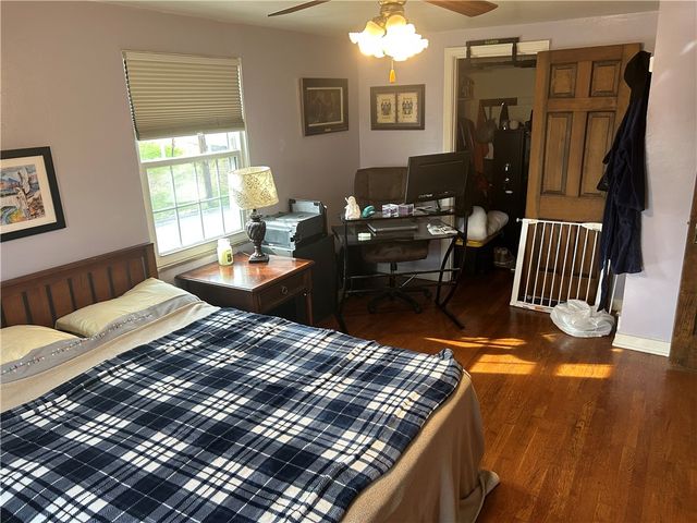 1070 Arbor Dr, Green Tree, PA 15220