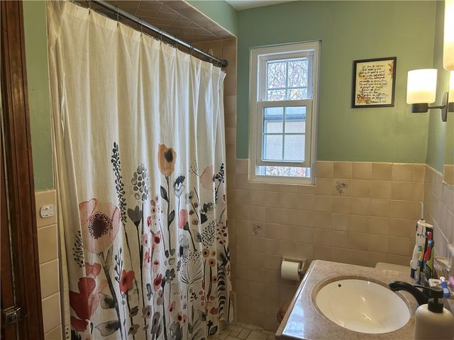 1070 Arbor Dr, Green Tree, PA 15220