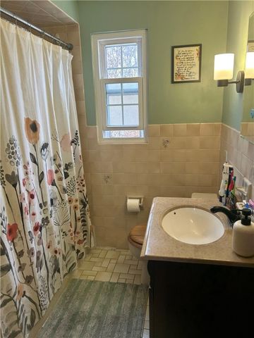 1070 Arbor Dr, Green Tree, PA 15220