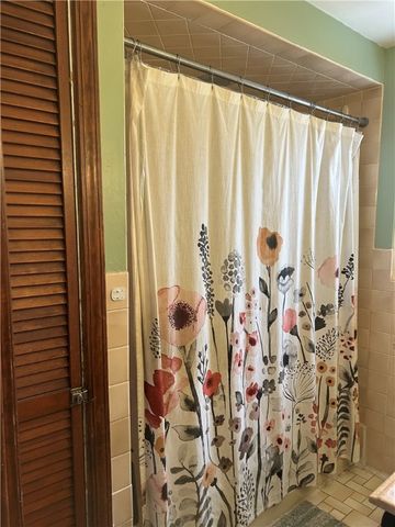 1070 Arbor Dr, Green Tree, PA 15220