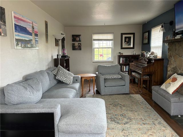 1070 Arbor Dr, Green Tree, PA 15220