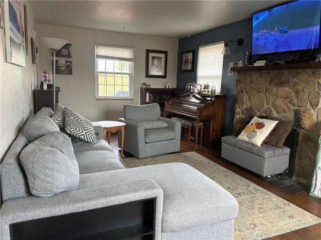 1070 Arbor Dr, Green Tree, PA 15220