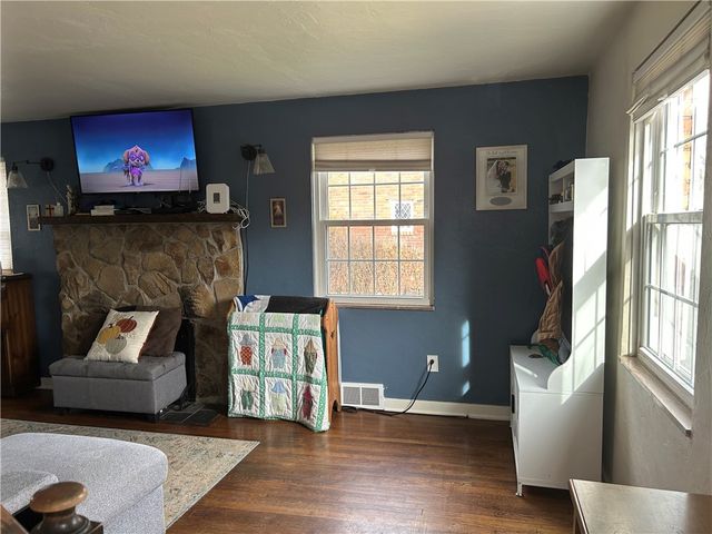 1070 Arbor Dr, Green Tree, PA 15220