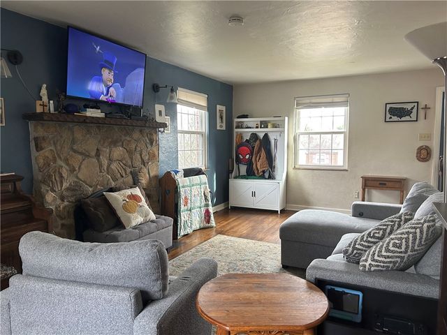 1070 Arbor Dr, Green Tree, PA 15220