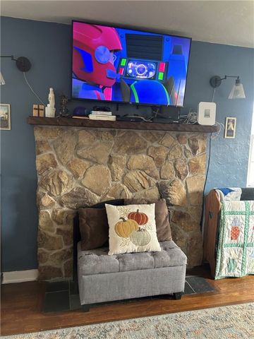 1070 Arbor Dr, Green Tree, PA 15220