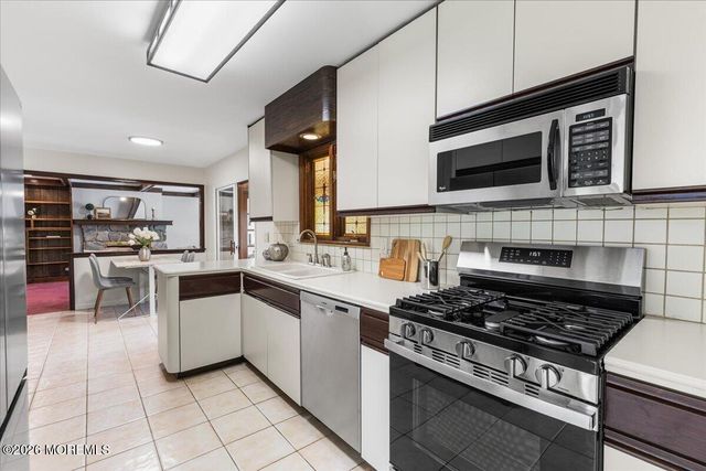 11 Galloping Hill Road, Holmdel, NJ 07733