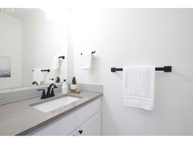 6537 Se WOODSTOCK Blvd, Portland, OR 97206