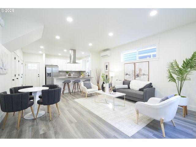 6537 Se WOODSTOCK Blvd, Portland, OR 97206