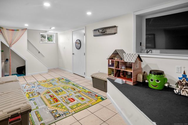 14 Maple Street, Darien, CT 06820