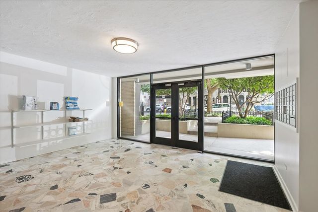 420 W Aldine Avenue 404, Chicago, IL 60657