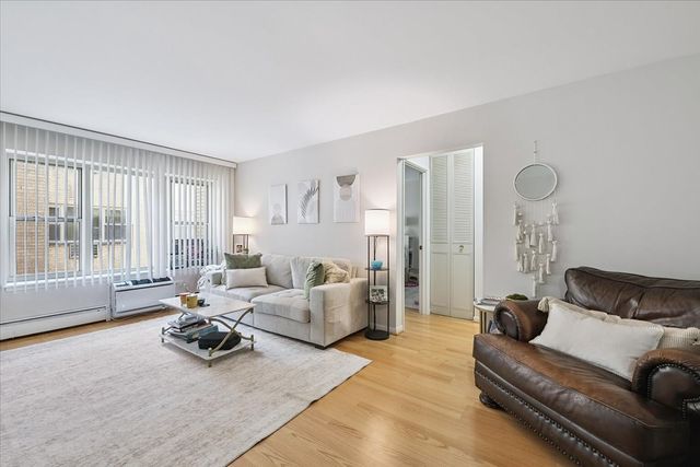 420 W Aldine Avenue 404, Chicago, IL 60657