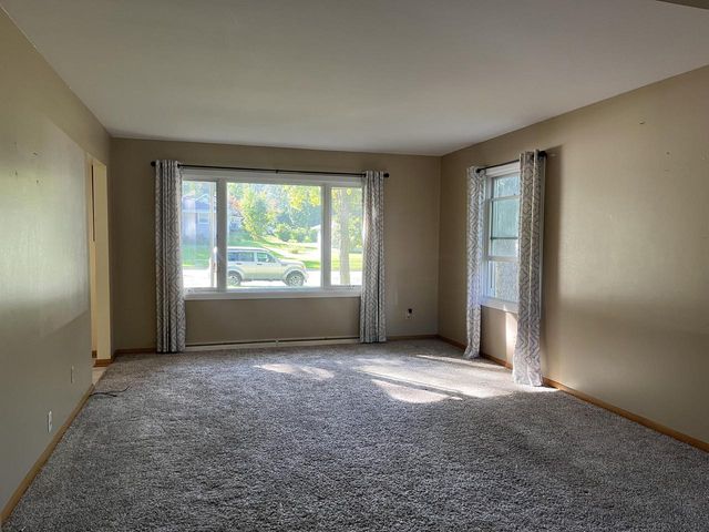 725 S Silverbrook DRIVE, West Bend, WI 53095