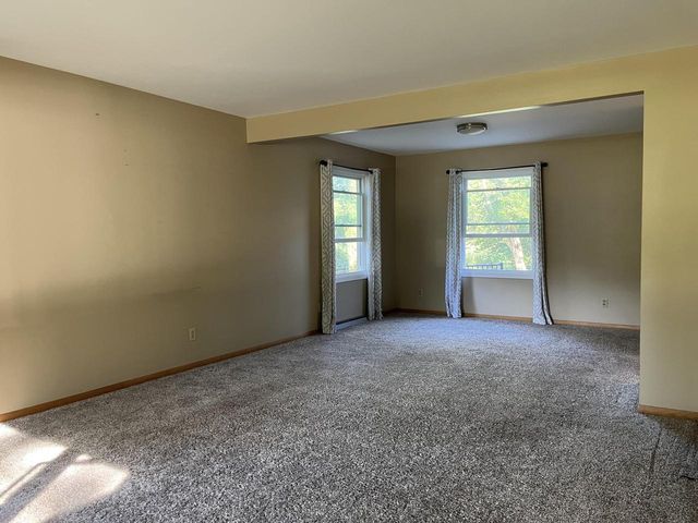 725 S Silverbrook DRIVE, West Bend, WI 53095