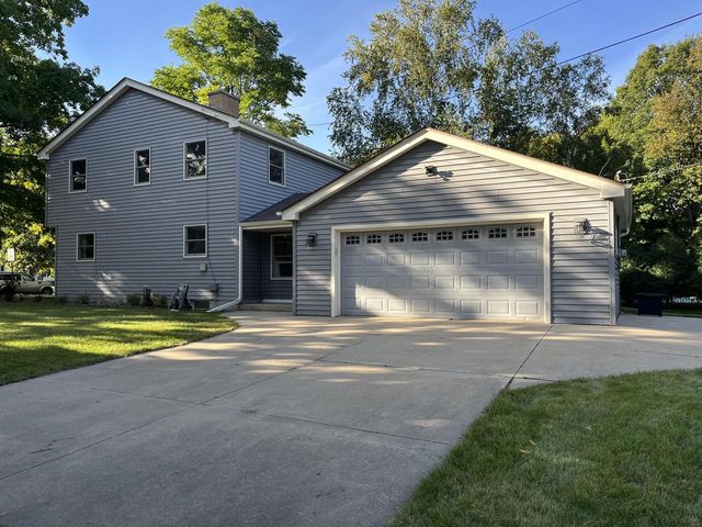 725 S Silverbrook DRIVE, West Bend, WI 53095