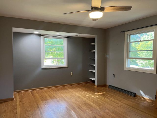 725 S Silverbrook DRIVE, West Bend, WI 53095